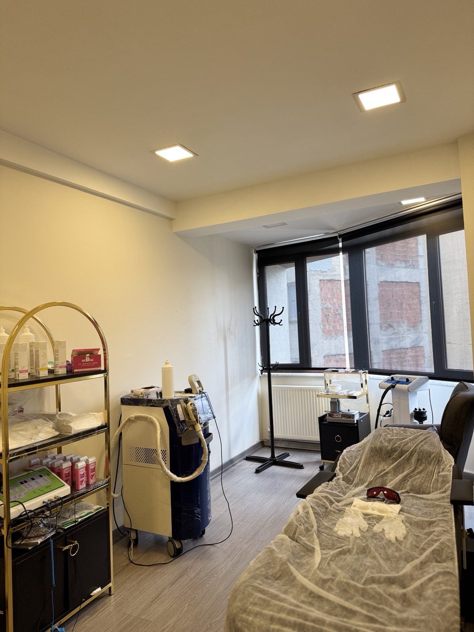 GentlemanLazer işlem odası — Mediostar lazer cihazı ve HydraFacial ekipmanı