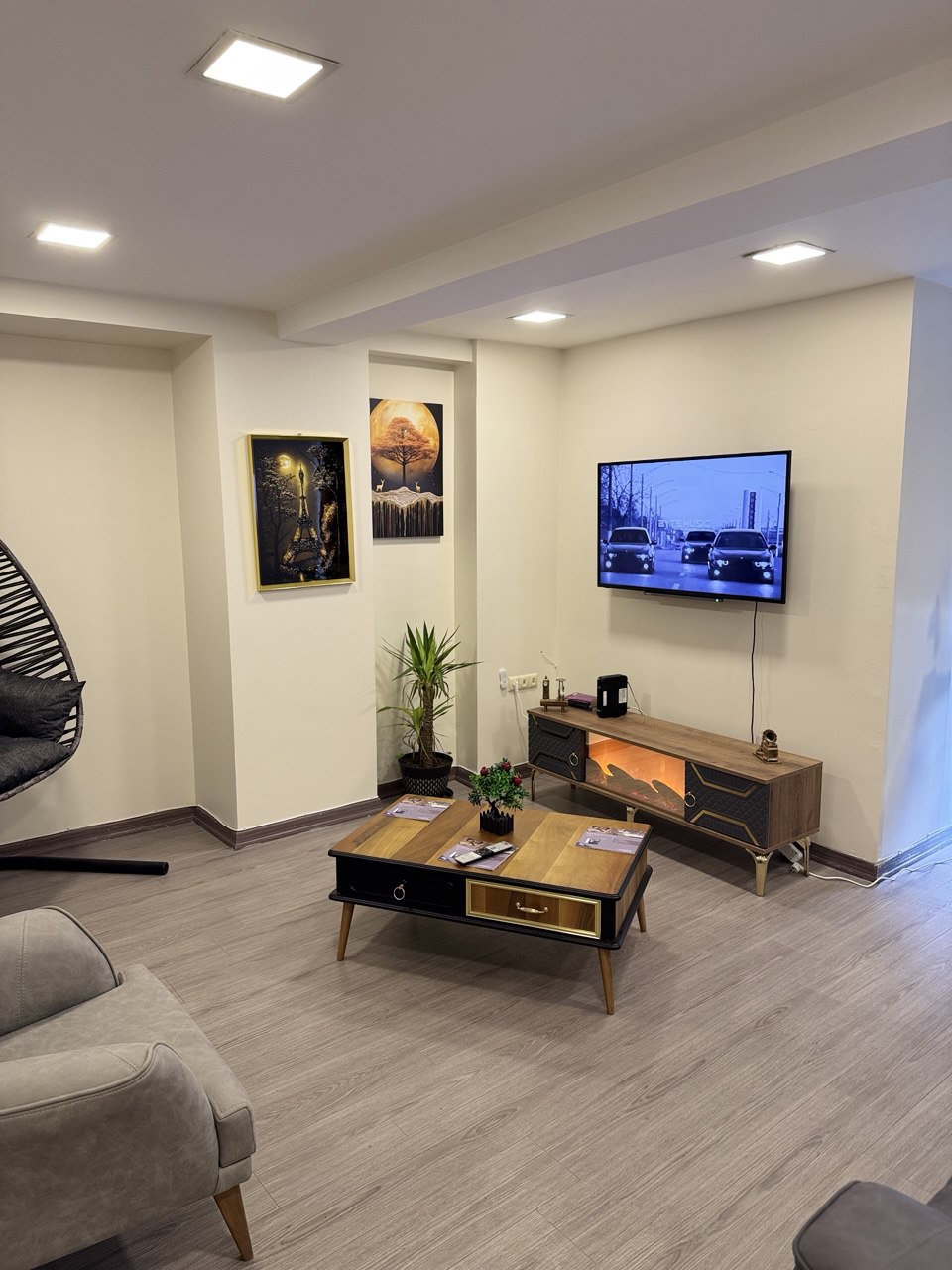 GentlemanLazer salon bekleme alanı — modern dekor ve TV köşesi